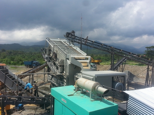 290Kw 추적된 이동식 파쇄기 기계 250 TPH 트레일러 돌 가지고 다닐 수 있는 트럭은 증가했습니다